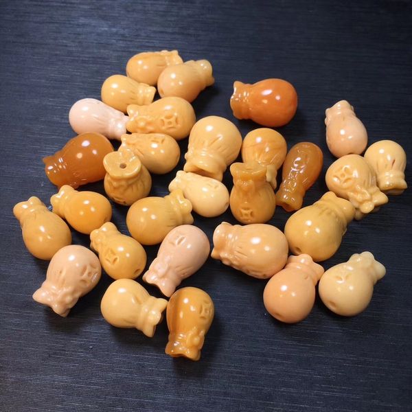 

natural raw ore myanmar huanglongyu purse small carving piece bright color diy diydiy literary play back cloud, Silver