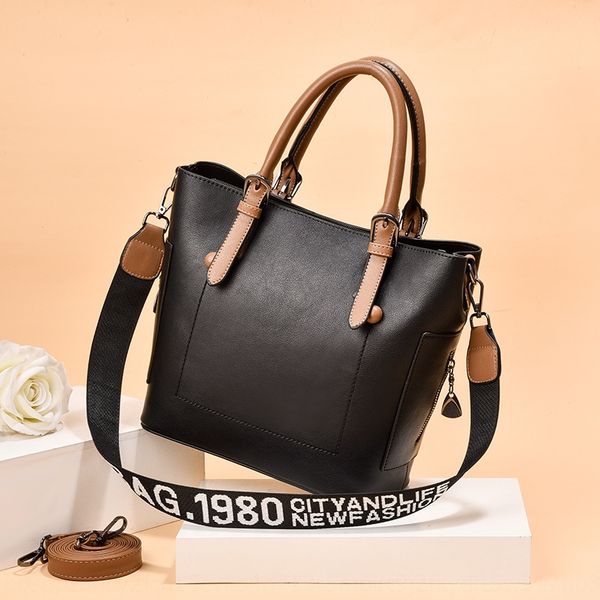 

bucket shoulder shoulder slanting large capacity hand 2020 new zipper bucket women's bag women's bag, White