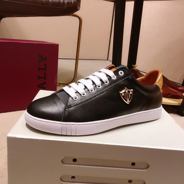 

2020h limited edition men's daily black and white casual sports shoes, fashionable and comfortable outdoor running men's shoes, si