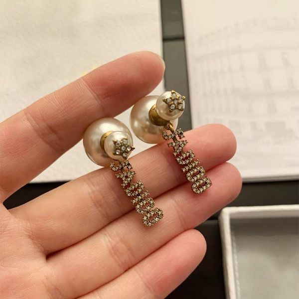 

d family/di family 2020 pearl letter earrings female temperament female diamond earrings, White