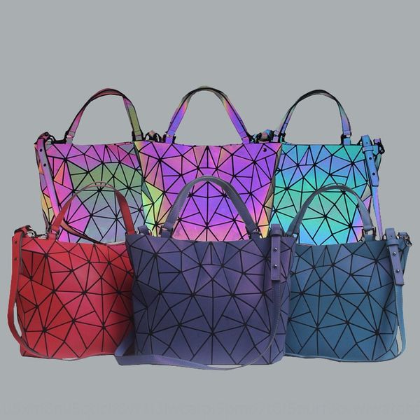 

2020 new lady's geometric luminous bucket diamond grid folding all-match magic shoulder shoulder bag color portable diagonal bag
