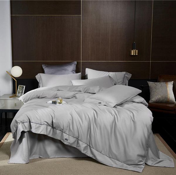 Kronen-Stickerei auf graublauem Bettbezug, superweiche 600TC gebürstete Baumwolle, 4-teiliges Queen-King-Size-Bettwäsche-Set, Bettlaken-Kissenbezüge