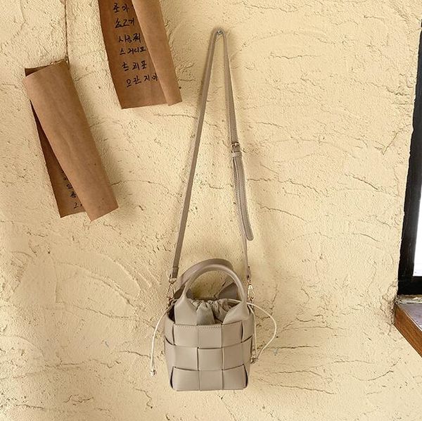 

горячие женщины мини ковш сумка мода crossbody сумки pu тканая сумка девушки малый пляж сумка