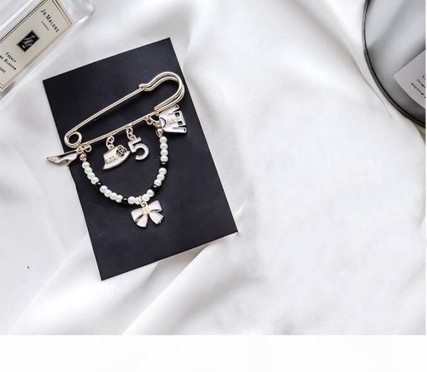 

2019 new shelves pearl retro big coat pin brooch cardigan elegant temperament big air su sweater number 5 accessories clothes women, Gray