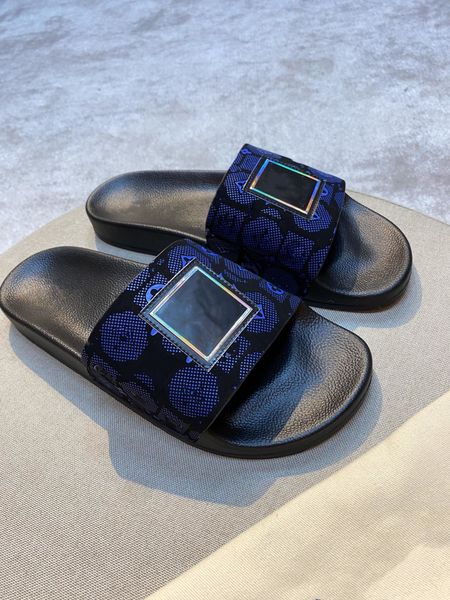 

1a7voy mule waterfront cette mule waterfront dÃ©ploie une large bride avant Ã motif monogram irisÃ©, emblÃ©matique de la collection homme de la