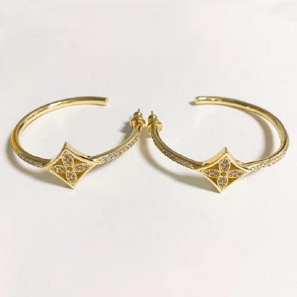

professional earrings, round earrings, fashionable atmosphere, street pgraphy a good match, high quality, White