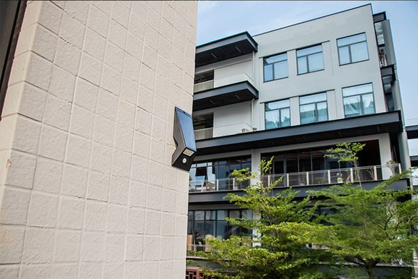 

new smart led солнечный свет [ip65 водонепроницаемый] солнечный датчик движения свет супер яркий открытый 100 светодиодное освещение безопас