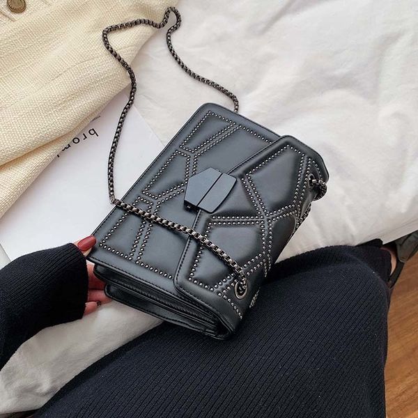 

2020 новый rivet chain малого crossbody сумки для женщин плеча сумки femme lady luxury сумка черного