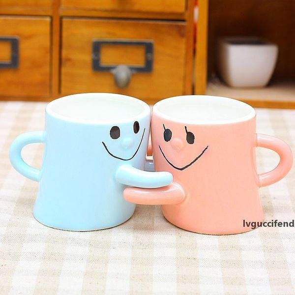 

2pcs/a lot color expression embracing smiling couple hug ceramic mug creative valentine wedding decoration gift t200506