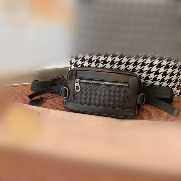 

new pockets made by italian designers hand-woven and stitched canvas can be used as a chest bag very practical