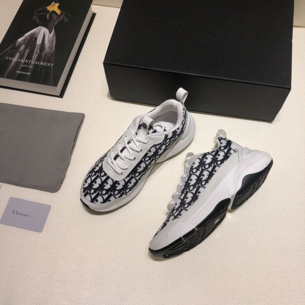 

2020 fashion rocksand matte leather lace-up shoes are smooth, and the minimalist upper is characteristic of these leather lace-up shoes and3