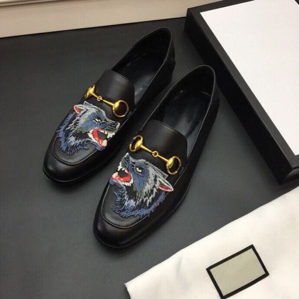 

2020 new autumn designer casual men's shoes, breathable, comfortable and fashionable embroidered business retro style loafers