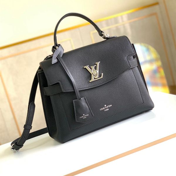 

soft calfskin shape clamshell design and smooth lines release modern charm leather straps to provide the way of shoulder or cross-body