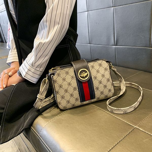 

2020 new ins letter printing shoulder shoulder bag women's fashion casual diagonal pvc presbyopic women's bag