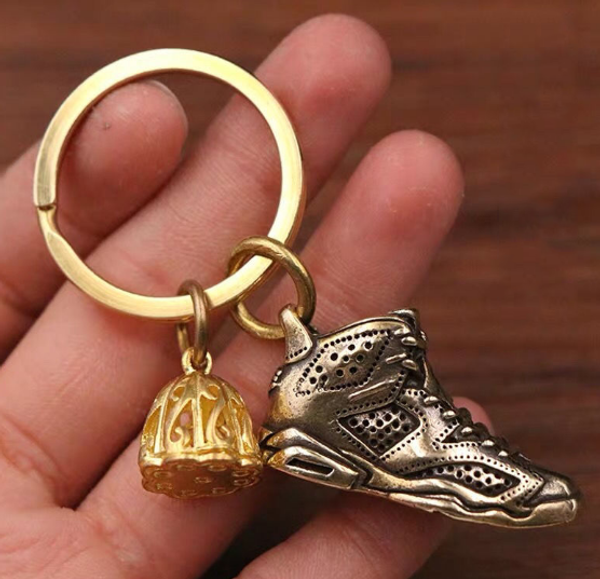 

2020 keychain aj key ring accessories charms sneaker shoes box 3d mobile phone strap lanyard basketball shoes model popular gift 20071813a, Silver