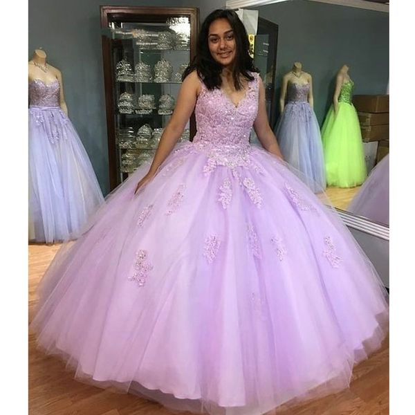 Abito da quinceanera con scollo a V lilla unico in pizzo Abiti da ballo lunghi in tulle per Sweet 16 Girls 2020 Abito da ballo aperto sul retro Laurea a buon mercato