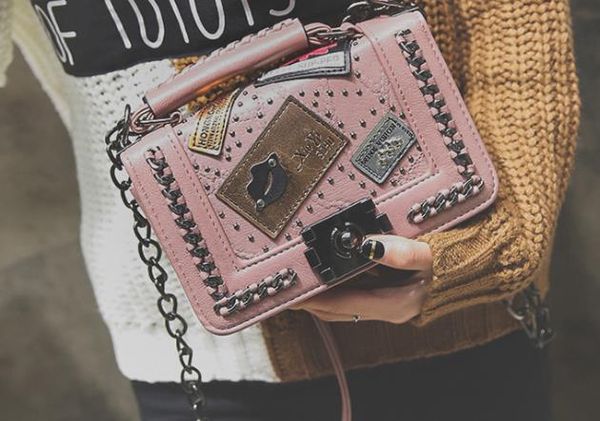 

2020 newset three-dimensional stereotyped lock small square bag multi-element medal one-shoulder diagonal portable female bag