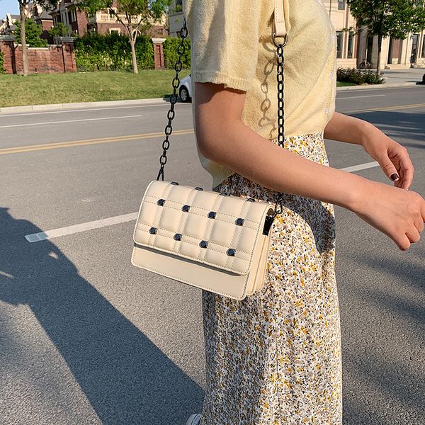

2020 new women's shoulder bag texture korean fashion rivet chain bag foreign air messenger