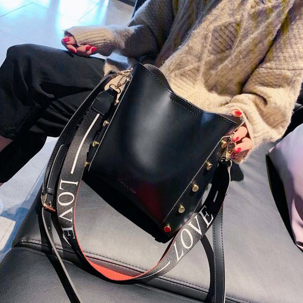 

messenger bag women bucket shoulder bag large capacity vintage matte pu leather lady handbag luxury designer black bag