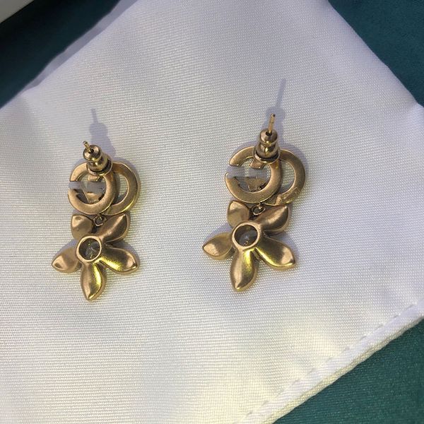 

2020 new earrings fashion selling designer petal diamond jewelry stud earrings retro pop earrings long temperament jewelry shopping, Golden;silver