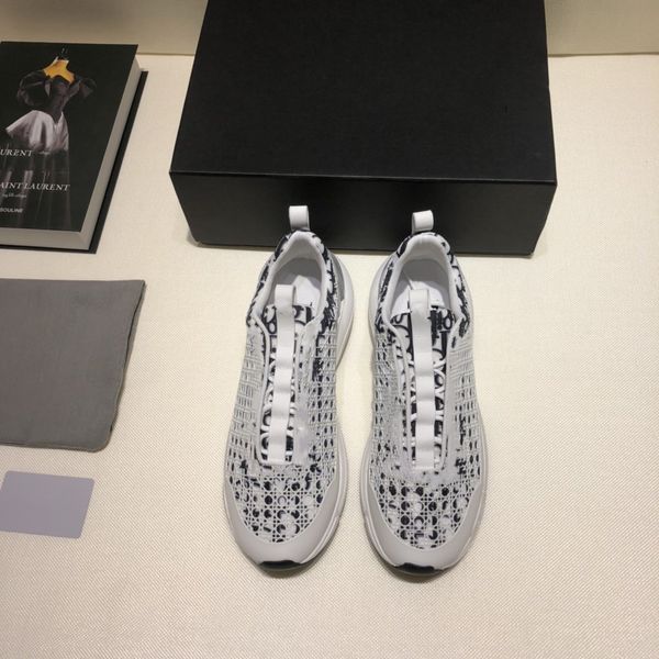 

2020 fashion rocksand matte leather lace-up shoes are smooth, and the minimalist upper is characteristic of these leather lace-up shoes and