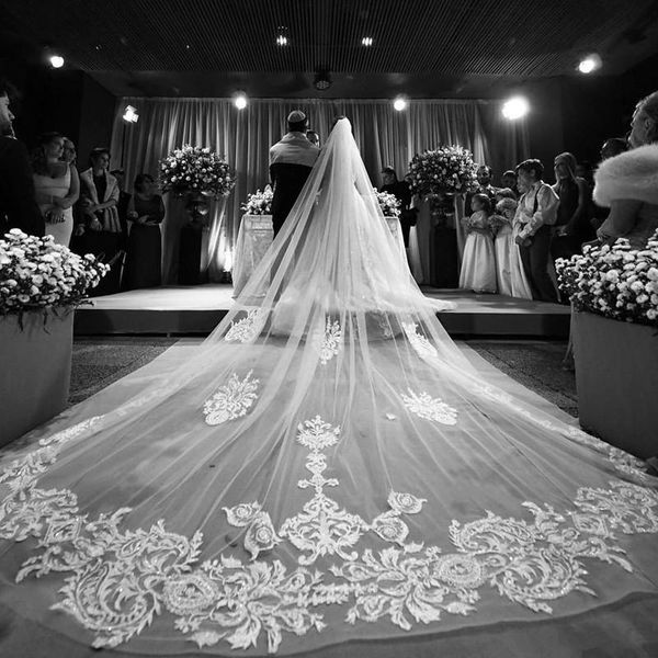 Neuankömmling Hochzeitsschleier mit Spitzenapplikation, Schnittkante, 4 m langer Schleppenschleier, einlagiger Tüll-Brautschleier mit Kamm, Haarschmuck