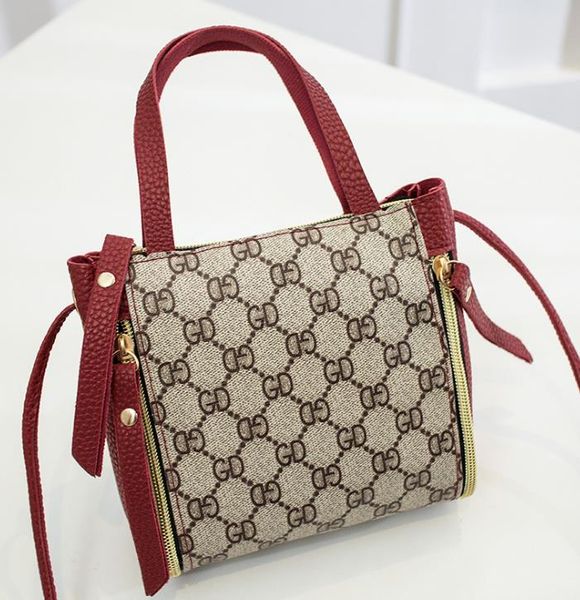 

sell any new fashion crossbody bag for 2020 designer female bag letter chain at any time