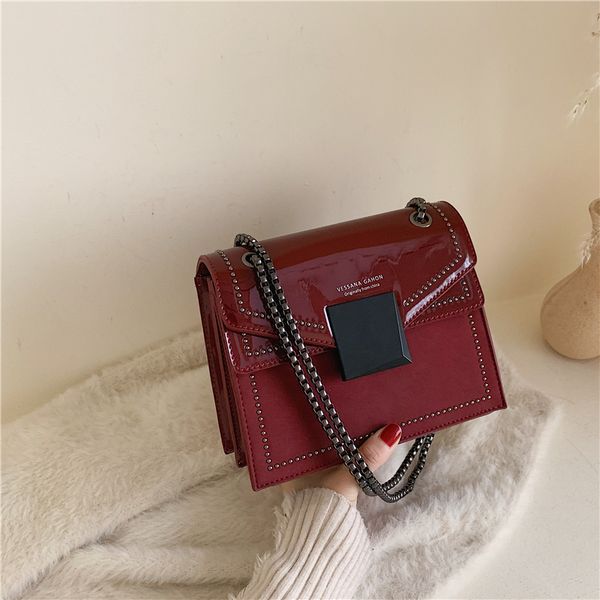 

цепная crossbody сумка для женщин 2020 новой мода luxury малого мешки плеча rivet закрылков яркой кожа pu дама сумка red