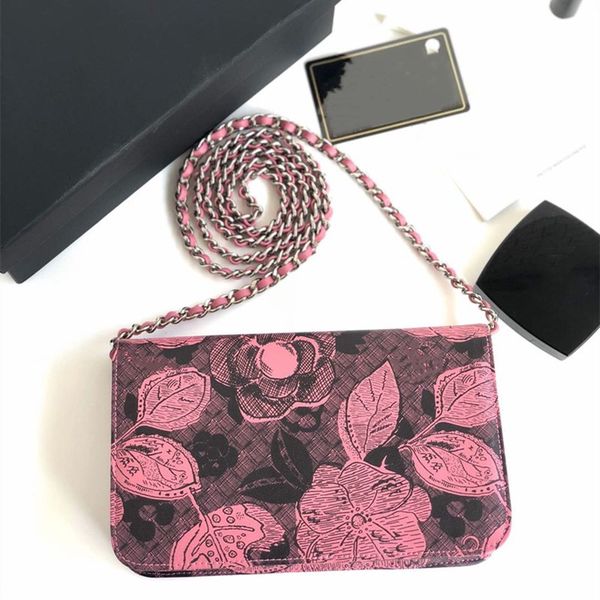

the chain bag zero purse is made of imported lambskin with retro pure steel hardware, which can also be used as a pocketbook