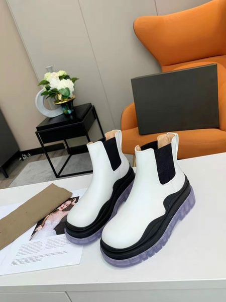 

the design of classic and modern style design with cowhide heel 5.0cm high matching original package size: 35-41, Black