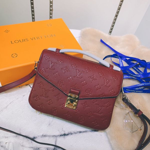 

upgraded version of the chain bag leather hardware original single quality v grid pattern details to the most incisive