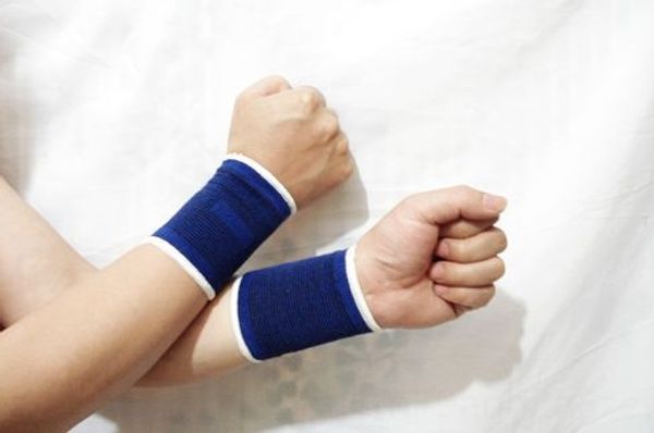 

es9fu sapphire blue fitness sports tennis fur wrist strapbasketball sapphire blue fitness sports wristband tennis badminton badminton wristb, Black;red