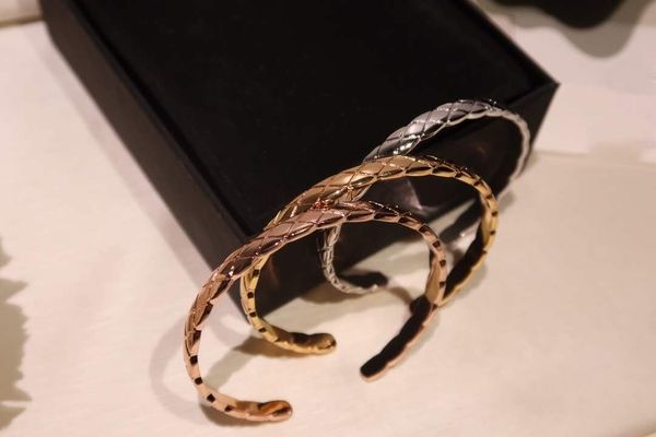 

designer bracelet luxurious jewelry diamond pattern sub-gold material open bracelet 18k gold plated permanent color preservation box, Black