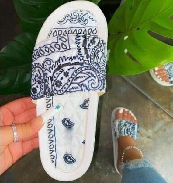 

travel bright color slippers spring/summer women's flat with beach shoes fashion wild flip flop 2020 new women's shoes sandals, Black