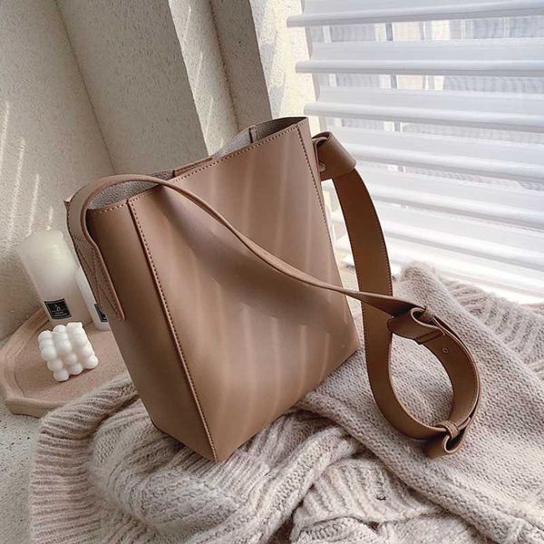 

women retro high capacity solid color pu leather crossbody bags 2020 bucket bags lady handbags with wide belt travel handbags
