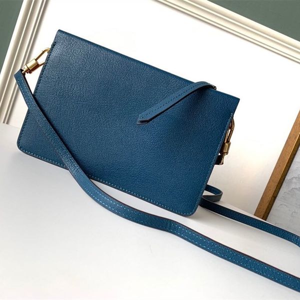 

the 7a high-end, personalized dual-use suede bag feels comfortable and can be carried on one shoulder or cross-body in a variety of ways