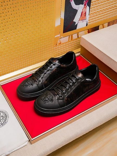 

2020s limited edition leather embroidered medusa stitching men's low-lace-up casual shoes, fashionable and versatile sneakers,size, Black