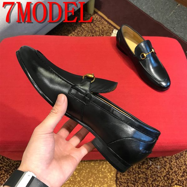 

breathable brown / black korean version of the new fashion pointed toe england loafers mens business dress shoes with tassel