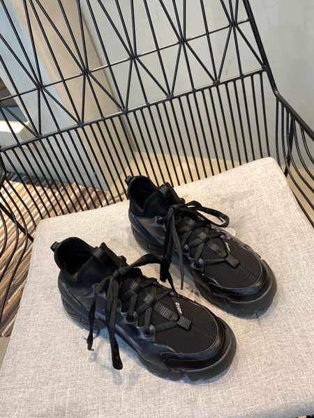 

2019c limited edition couple fashion casual shoes, fashion wild sports shoes, lace-up shoes, original packaging delivery 35-40111, Black