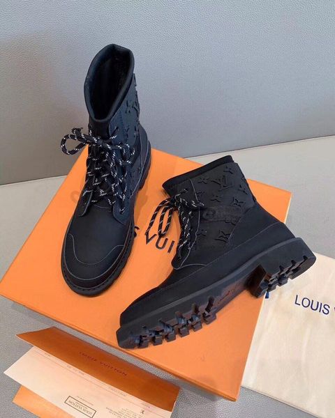 

2020j autumn and winter new small boots belt buckle with martin boots low heel women's boots slip, original box delivery