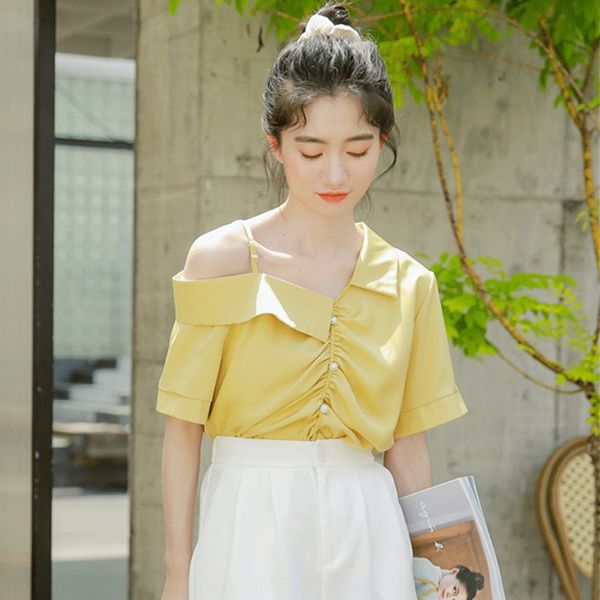 

французской асимметричной морщинистого плечо ниша hong kong стиля рубашка женщины лето 2020 шифон дизайн темперамент рубашка с короткими рук, White