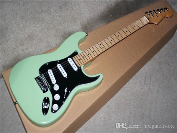 Chitarra elettrica verde chiaro con battipenna nero, pickup bianchi 3S, tastiera in acero, che offre servizi personalizzati