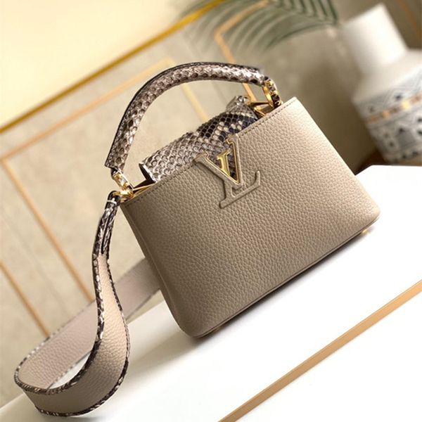 

the exotic boa pattern spreads to the handle of the clamshell surface, which is fixed with rings and studded with gold ornaments