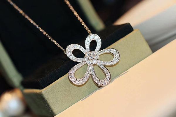 

luxurious quality flower pendant neklace with sparkly for women engagement ps5145