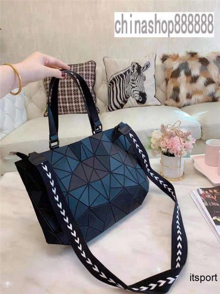 

2020 brand fashion designer woman bags fashion classic laser packet fashion versatile handbag classic shoulder bag