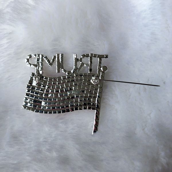 Trump Spilla Pin Bandiera di diamanti Spilla Strass Lettera Trump Spille Distintivo di cristallo Cappotto Perni di abiti Abbigliamento Gioielli di moda GGA3593-2