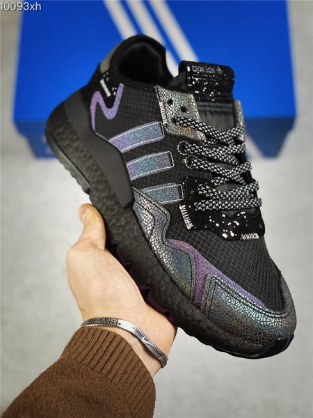 

r shoes are very retro style. the toe and heel are dotted with 3m reflective design, which is very eye-catching