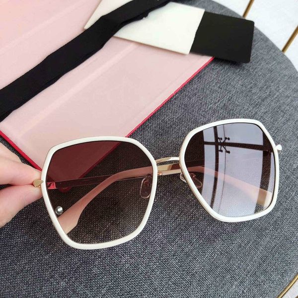 

2020 new fashion luxury classic sunglasses for ladies, uv400 outdoor shopping drive sunscreen round men's glasses ff0262s, White;black