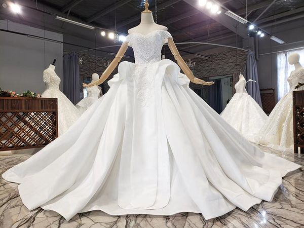 

satin wedding dress, simple super flash crystal diamond, super fairy, beautiful princess style, word shoulder, ruffled female, White