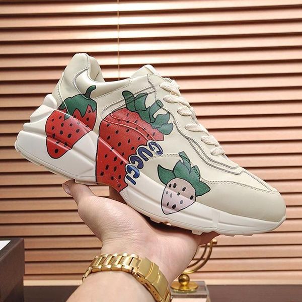 

new arrival mens rhyton sneaker with strawberry print mens shoes fashion design luxury sports low lace -up men shoes scarpe da u, Black